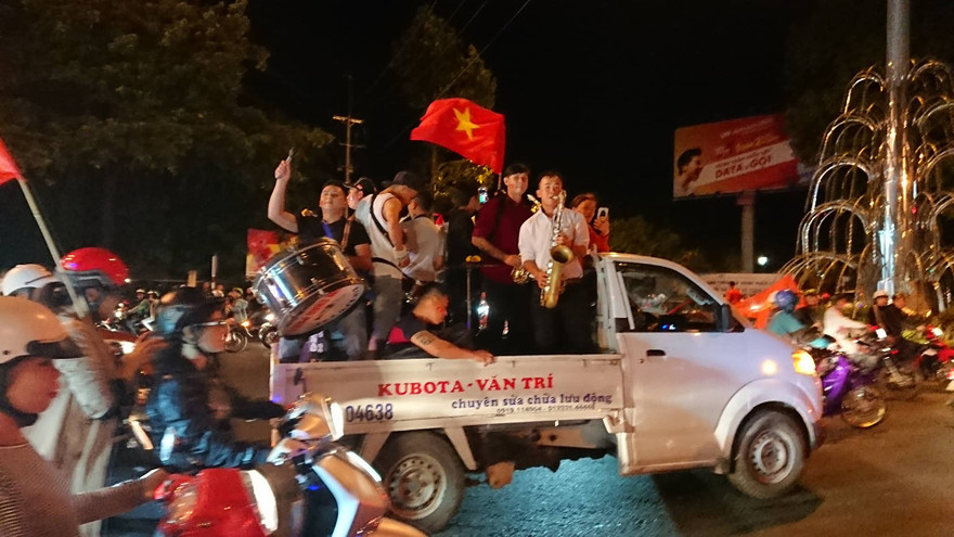 Hoà Malaysia, cổ động viên Việt vẫn ra đường ăn mừng như... vô địch