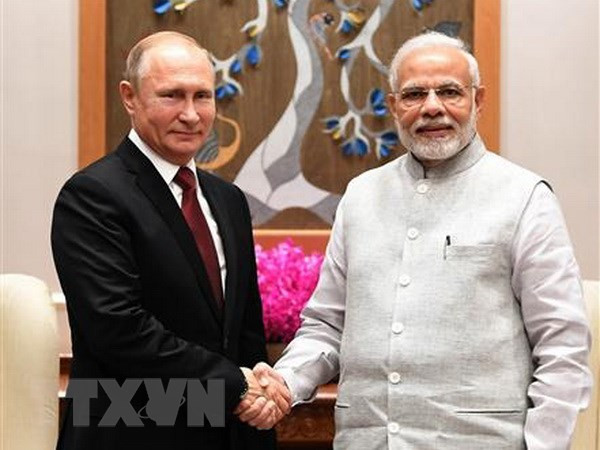 Thủ tướng Ấn Độ Narendra Modi (phải) và Tổng thống Nga Vladimir Putin (trái) tại cuộc gặp ở New Delhi ngày 4/10. (Nguồn: THX/TTXVN)