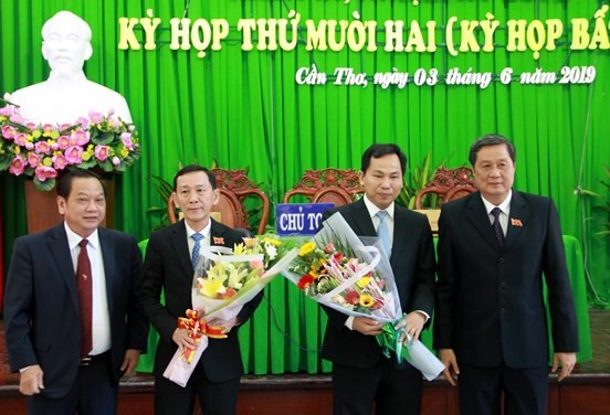 Lãnh đạo thành phố Cần Thơ chúc mừng đồng chí Võ Thành Thống và đồng chí Lê Quang Mạnh.