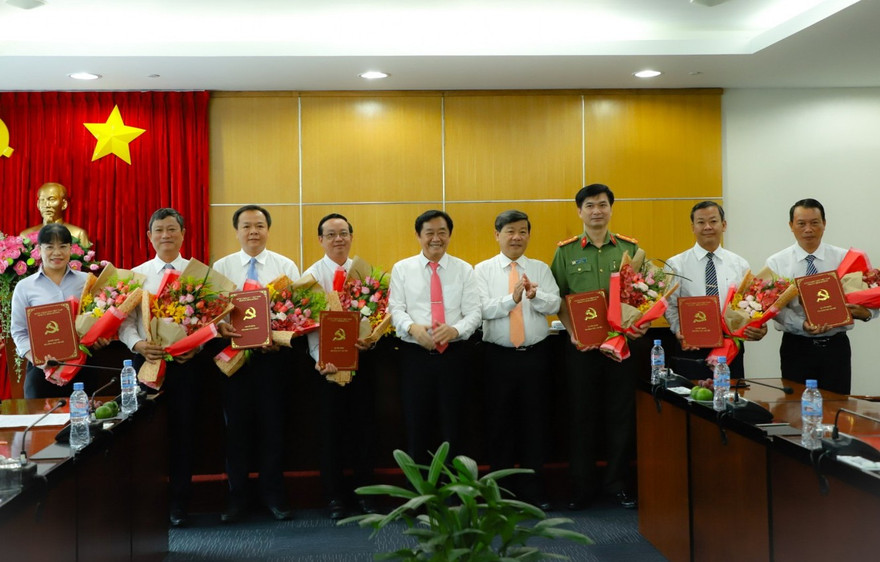 Lãnh đạo tỉnh Bình Dương trao quyết định và chúc mừng các đồng chí được bổ nhiệm.