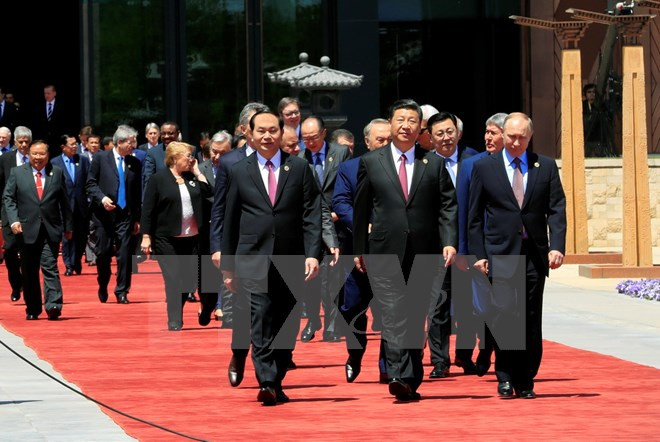 Chủ tịch nước Trần Đại Quang, Chủ tịch Trung Quốc Tập Cận Bình, Tổng thống Nga Vladimir Vladimirovich Putin cùng trưởng đoàn các nước tham dự diễn đàn. (Ảnh: Nhan Sáng/TTXVN)