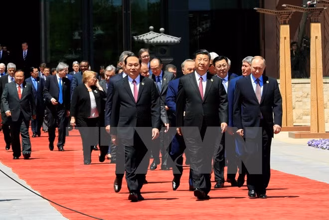 Chủ tịch nước Trần Đại Quang, Chủ tịch Trung Quốc Tập Cận Bình, Tổng thống Nga Vladimir Vladimirovich Putin cùng trưởng đoàn các nước tham dự diễn đàn. (Ảnh: Nhan Sáng/TTXVN)