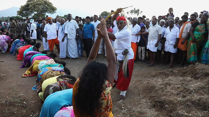 Ám ảnh nghi lễ trừ tà ma bằng cách đánh đập các cô gái trẻ