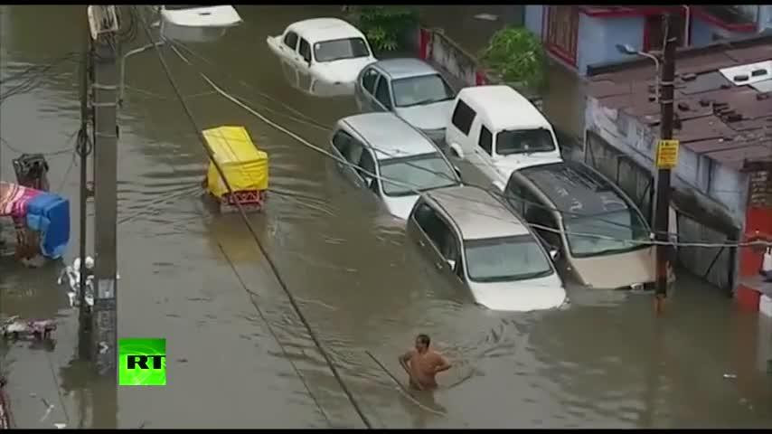 Cơn bão đã gây ra lũ lụt trên diện rộng ở Ấn Độ. Ảnh cắt clip