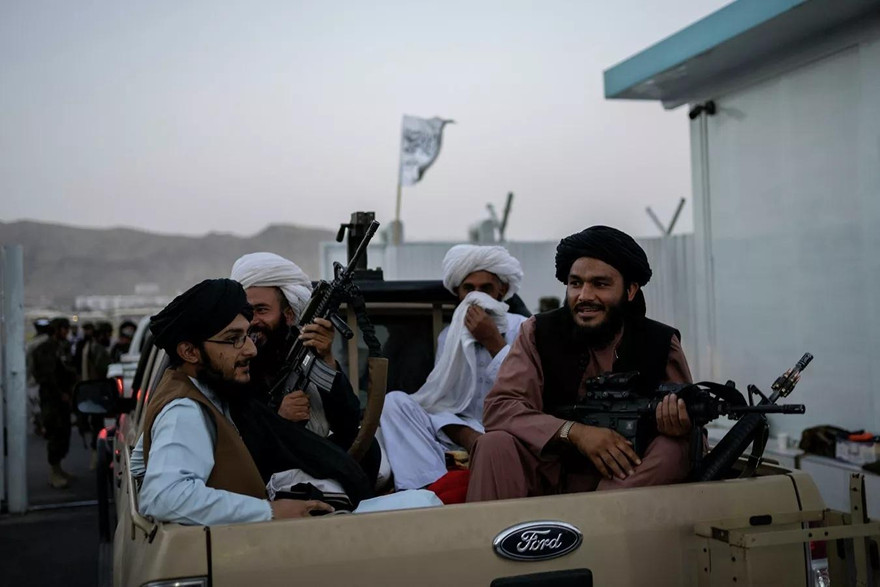 Taliban cấm người dân Afghanistan cạo râu. Ảnh: AP