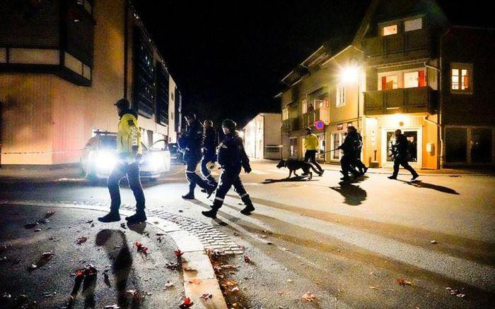 Cảnh sát có mặt tại hiện trường vụ tấn công. Ảnh: Reuters