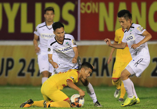 Các tuyển thủ Quốc gia, trong đó có Hồng Duy, đã bị kẻ gian lấy trộm điện thoại vào rạng sáng 5/5 tại trung tâm TDTT Hàm Rồng