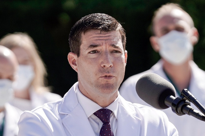 Bác sĩ Nhà Trắng Sean Conley trong cuộc họp báo hôm 3/10. Ảnh: Reuters.