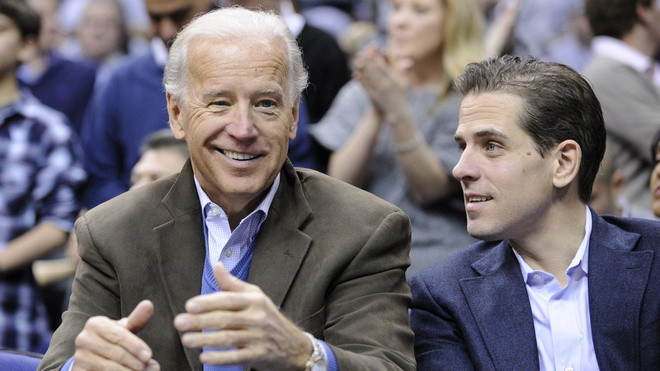 Ứng viên Joe Biden và con trai Hunter Biden (phải). Ảnh: AP.