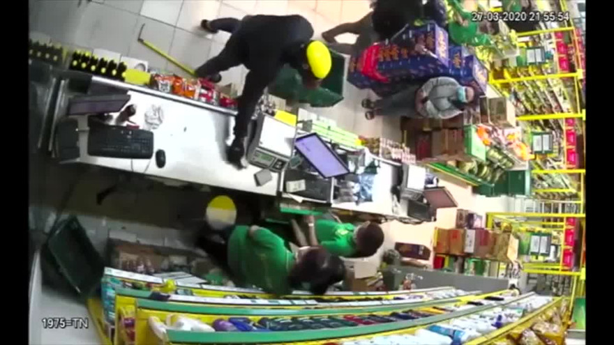 Cảnh 2 đối tượng dùng súng cướp cửa hàng bách hóa như phim hành động