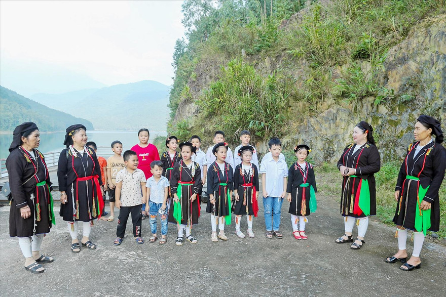 Các nghệ nhân truyền dạy hát Soọng cô cho thế hệ trẻ