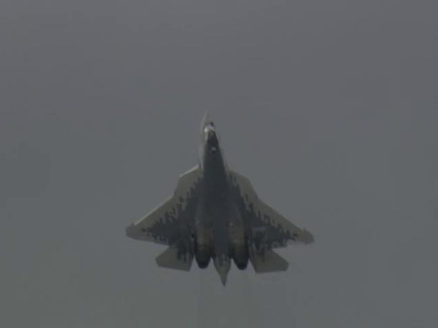 Xem tiêm kích Su-57 dựng đứng trên không trung