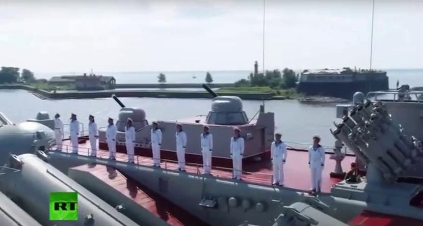 Tàu chiến, tàu ngầm hạt nhân Nga phô diễn sức mạnh trong Ngày Hải quân