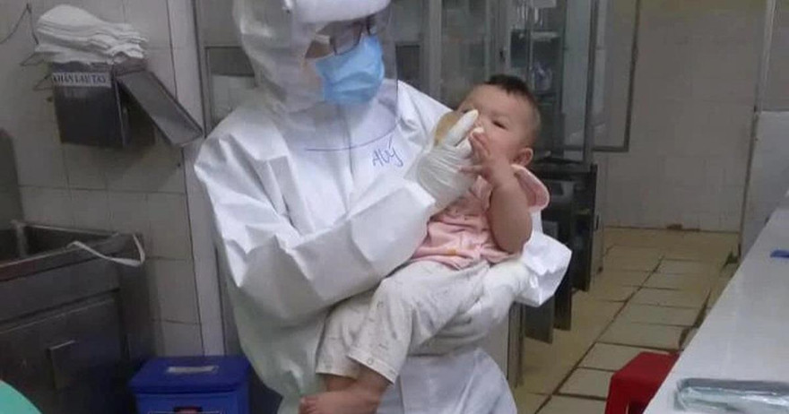 Xúc động hình ảnh em bé mắc COVID-19 bú sữa trong vòng tay nữ bác sĩ