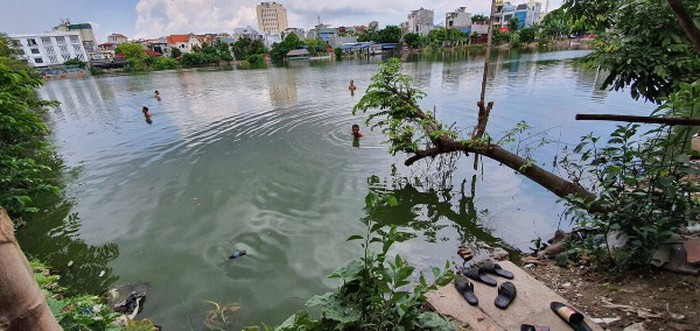Các trinh sát hình sự xuống mò dưới ao rộng mênh mông để tìm khẩu súng đối tượng Ngọc vứt phi tang