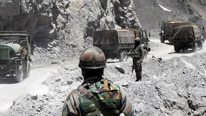 Đoàn xe của Quân đội Ấn Độ tại đèo Zojilla, đông Ladakh cuối tháng 5. Ảnh: ANI.