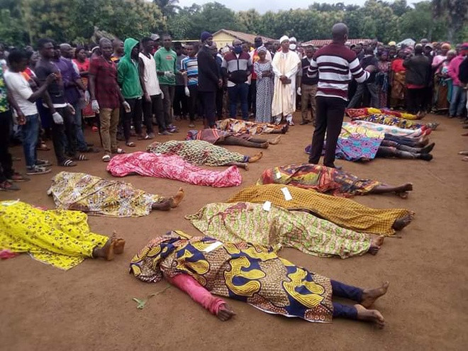 Thi thể các nạn nhân chuẩn bị được chôn cất tập thể. Ảnh: Twitter.