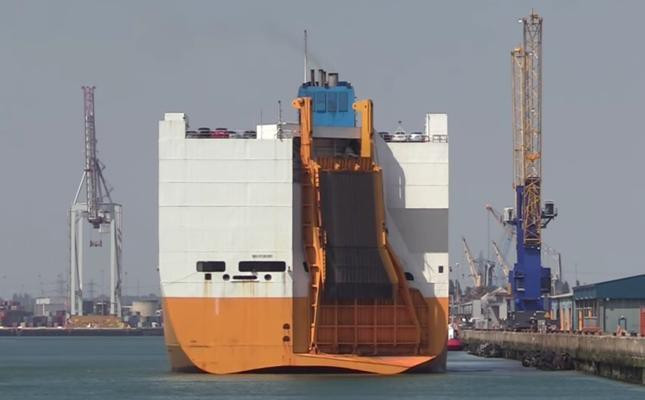 Tàu chở hơn 1.800 ô tô bốc cháy trên Địa Trung Hải. Ảnh: themeditelegraph.com