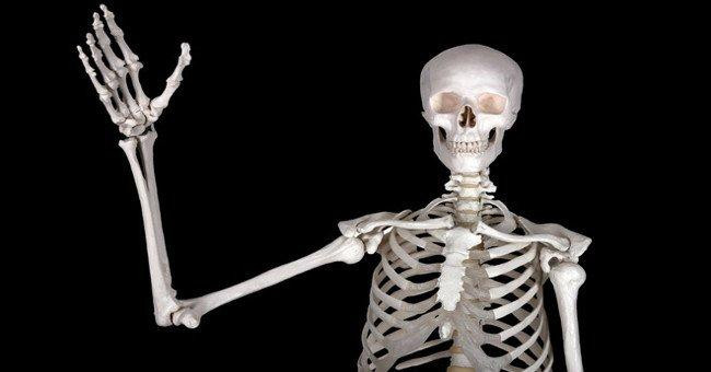 Vì sao bạn bị 'điện giật' khi khuỷu tay vô tình chạm vào vật cứng