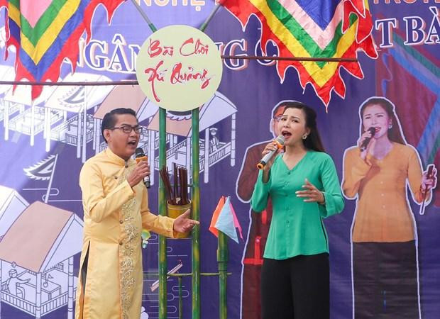 Nghệ nhân ưu tú Hồ Thanh Châu và Nghệ nhân Huyền Tân trình diễn các tiết mục hô hát Bài chòi tại ngày hội. (Ảnh: Trần Lê Lâm/TTXVN)