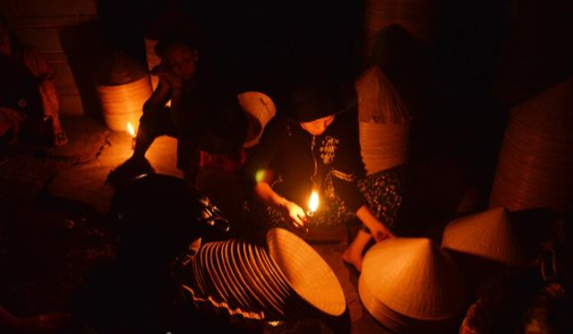 Chiếc nón được gìn giữ trong phiên chợ từ bao đời nay. Ảnh: danviet