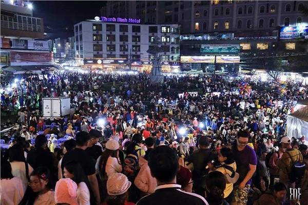 Đà Lạt lại 'thất thủ' dịp 30/4, du khách tứ phương đổ về đông đúc đến nghẹt thở