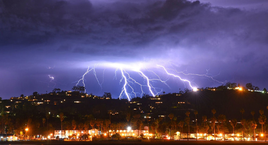 Bầu trời nước Mỹ xuất hiện hàng nghìn tia sét. Ảnh: AP