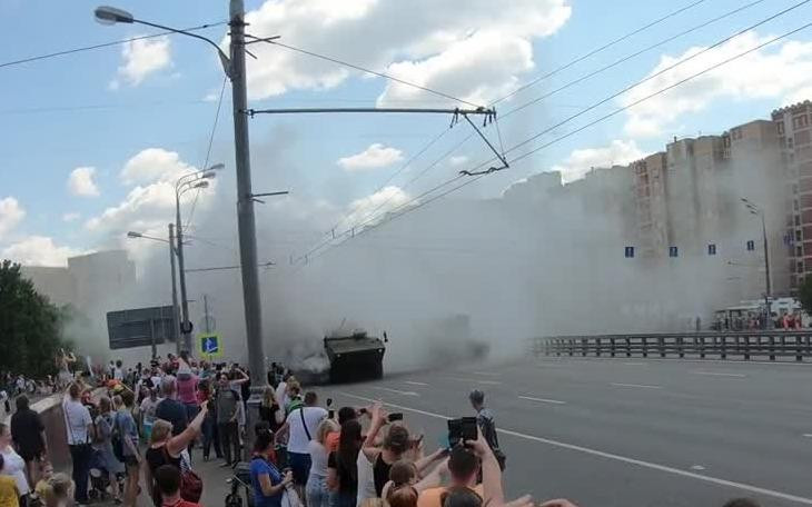 Xe bọc thép Bumerang cháy ngùn ngụt trước lúc tiến vào Quảng trường Đỏ