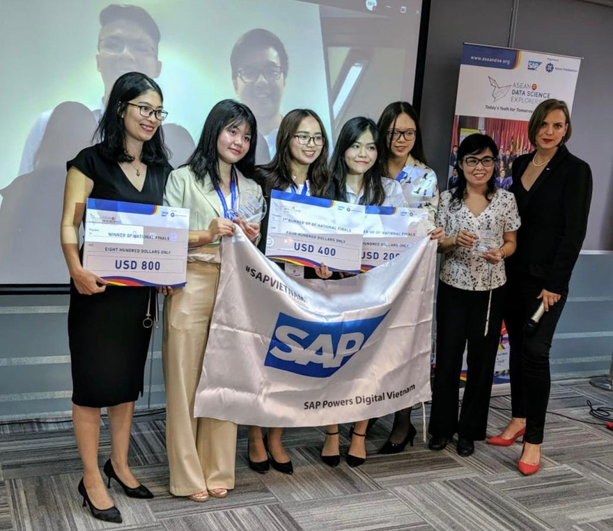 Các đội đạt giải chụp ảnh cùng Ban giám khảo