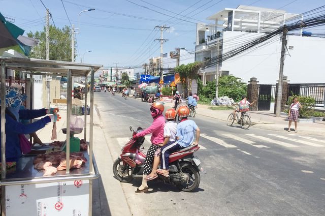 Khu vực Phát và Đạt giật dây chuyền của người dân rồi bị truy đuổi