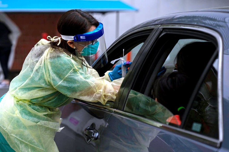 Nhân viên y tế lấy mẫu xét nghiệm COVID-19 tại Hillsboro, Oregon. Ảnh: New York Times