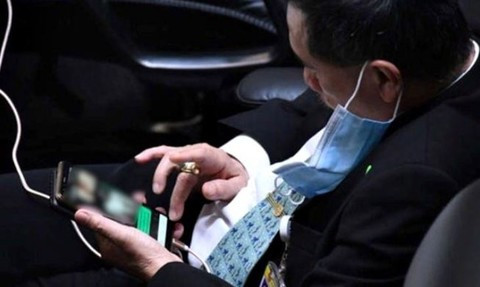 Nghị sĩ Ronnathep Anuwat bị cho là xem ảnh khiêu dâm lúc đang họp - Ảnh: Bangkok Post