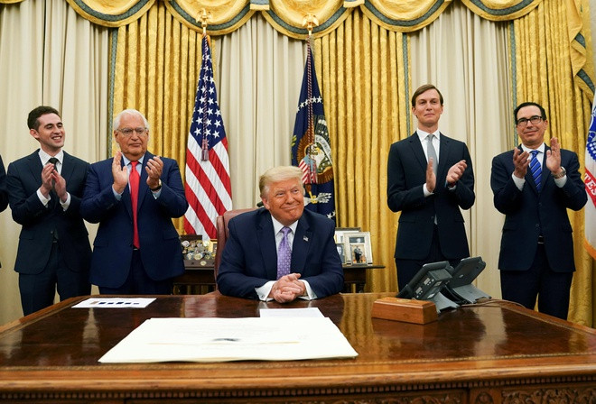 Tổng thống Trump nhận được tràng pháo tay tại Nhà Trắng sau khi thông báo Israel và UAE đã đạt được thảo thuận hòa bình lịch sử hôm 13/8. Ảnh: Reuters.