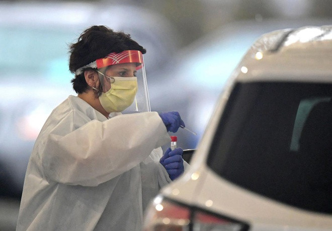 Nhân viên y tế tiến hành kiểm tra sức khỏe tại một điểm lưu động tại Wyoming. Ảnh: AP.