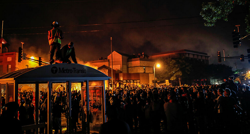 Đoàn xe của Vệ binh quốc gia Mỹ rầm rập kéo đến Minneapolis