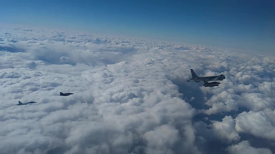 Su-27 của Nga xuất kích hộ tống máy bay Pháp trên biển Đen