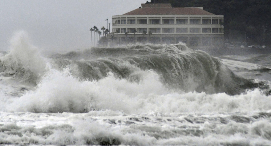 Sóng mạnh vỗ vào bờ biển Nhật Bản. Ảnh: Reuters
