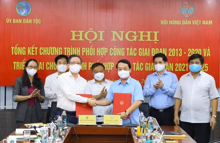 Bộ trưởng, Chủ nhiệm UBDT Hầu A Lềnh và Chủ tịch Trung ương HND Việt Nam Lương Quốc Đoàn ký kết chương trình phối hợp công tác giai đoạn 2021-2025.