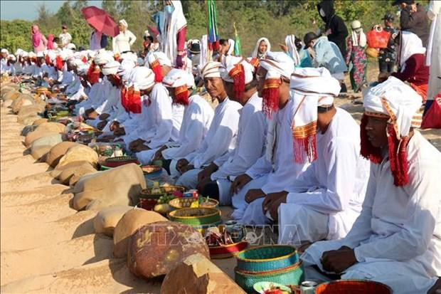 Nghi thức cúng trong Lễ tảo mộ của đồng bào Chăm ở Bình Thuận. Ảnh: Nguyễn Thanh - TTXVN
