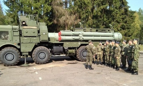 Xe phóng trong tổ hợp S-400. Ảnh: Sputnik.