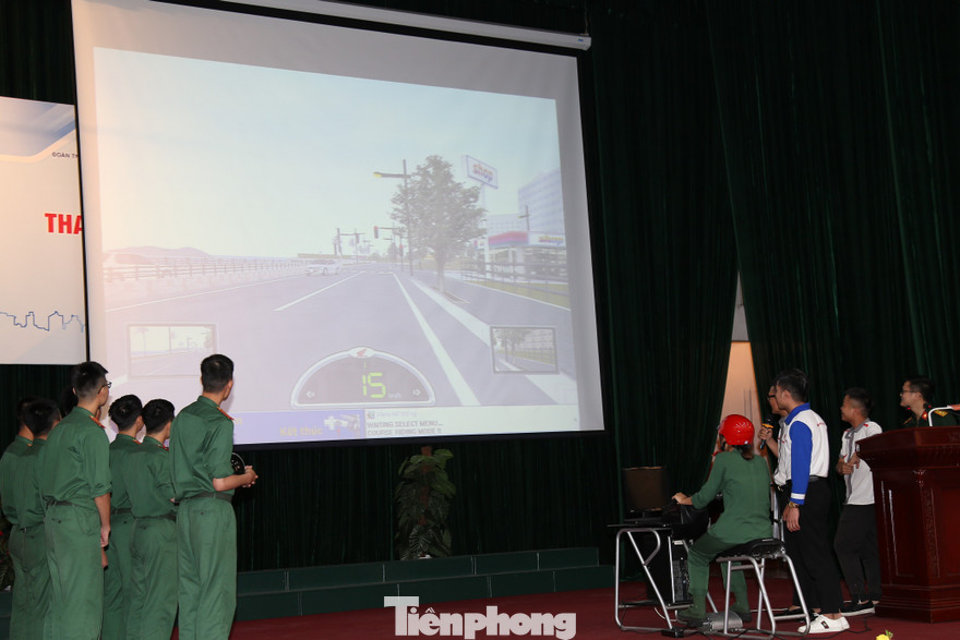 Học viên Học viện Kỹ thuật Quân sự tham gia thực hành kỹ năng điều khiển xe mô tô trên máy tính mô phỏng
