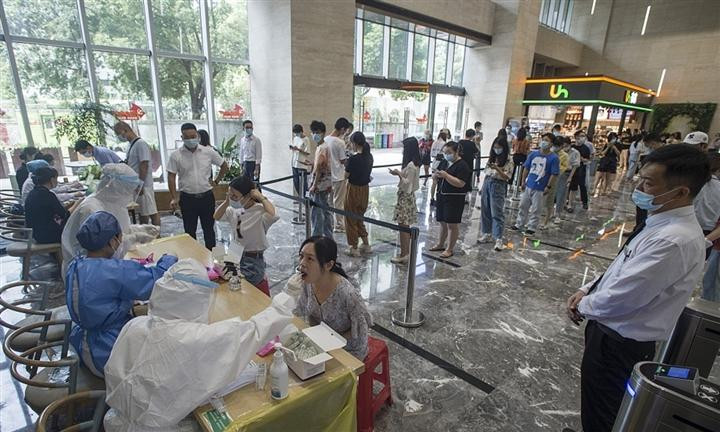 Một điểm xét nghiệm tại Vũ Hán. Ảnh: VCG