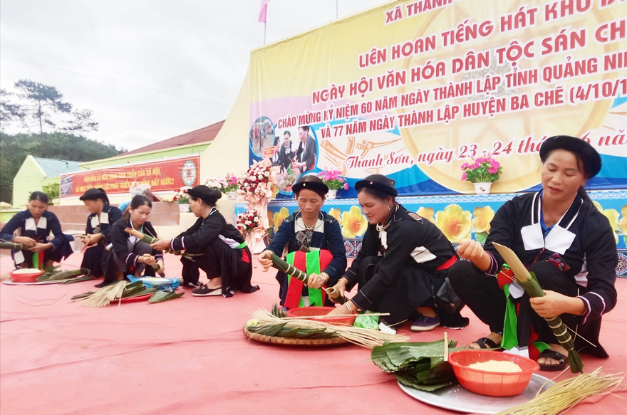 Phần thi gói bánh trong khuôn khổ Ngày hội