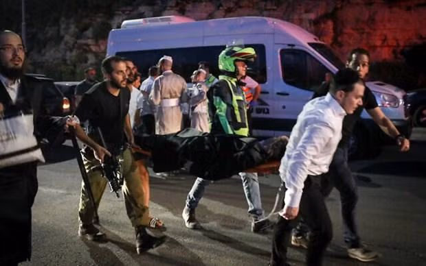 Chuyển người bị thương đi cấp cứu. Ảnh: timesofisrael.com