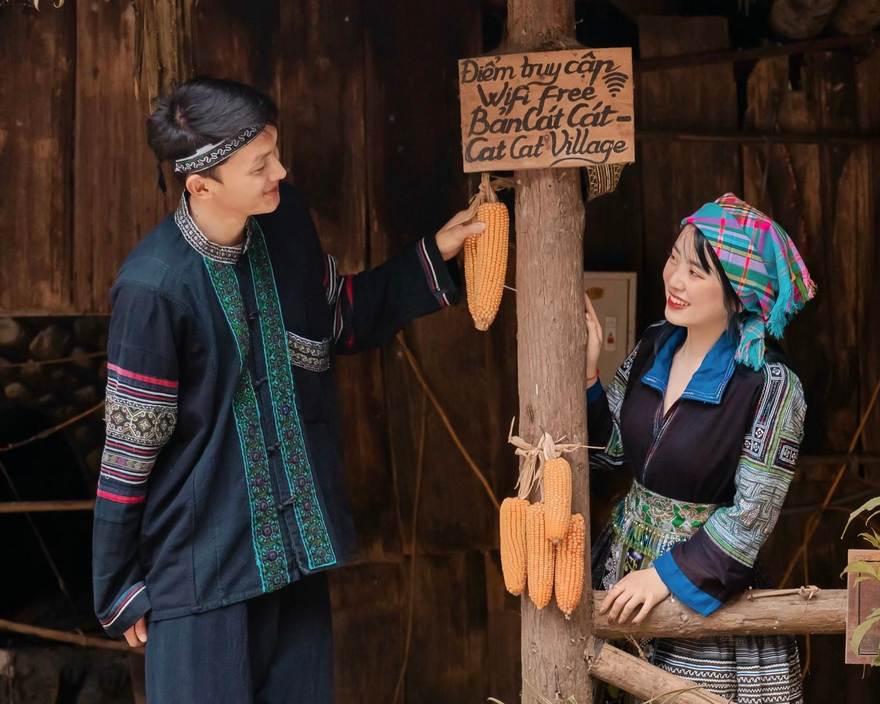 Bộ ảnh lãng mạn của đôi trẻ H'Mông tại ngôi làng cổ đẹp nhất Tây Bắc 