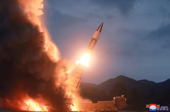Hình ảnh Triều Tiên thử vũ khí mới do KCNA công bố ngày 11/8. Ảnh: Reuters