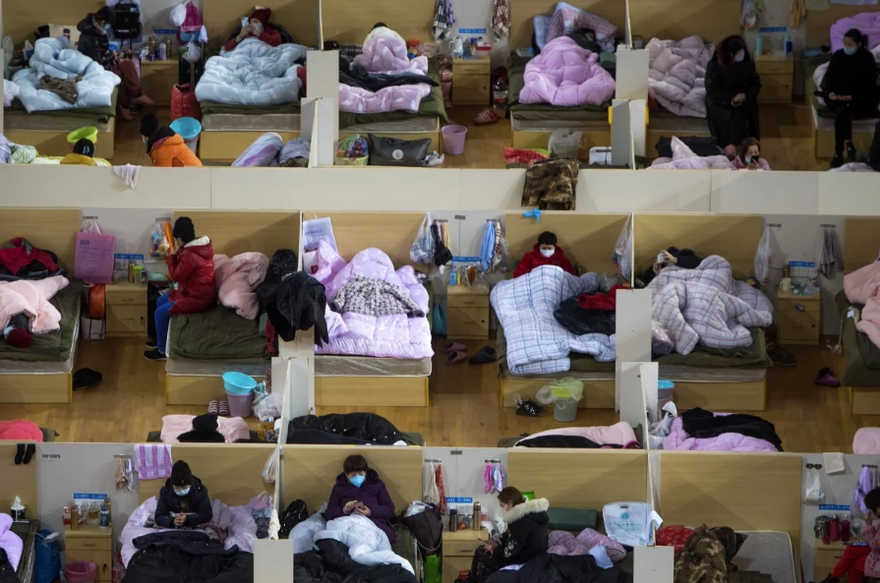 Bệnh nhân nghi nhiễm virus corona được cách ly tại một bệnh viện tạm thời được chuyển đổi từ một trung tâm thể thao ở Vũ Hán. Ảnh: Tân Hoa Xã