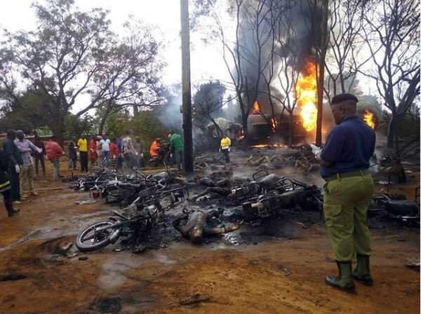 Nhiều xe máy cháy đen tại hiện trường. Ảnh: Twitter