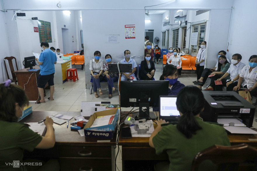 Thức đêm chờ làm căn cước gắn chip ở thành phố Thủ Đức