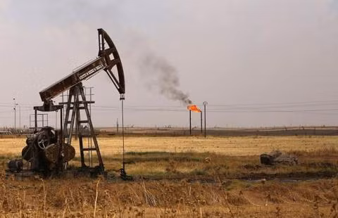 Một điểm khai thác dầu ở đông bắc Syria.